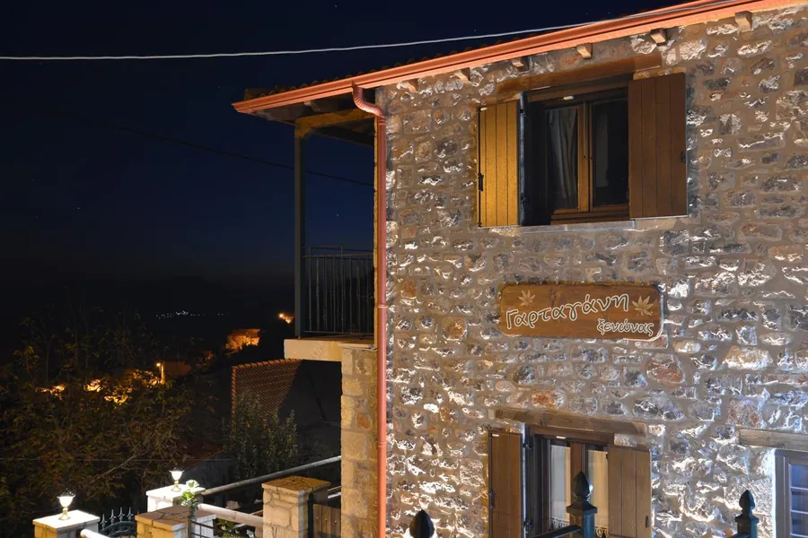 Η πέτρινη πρόσοψη τη νύχτα