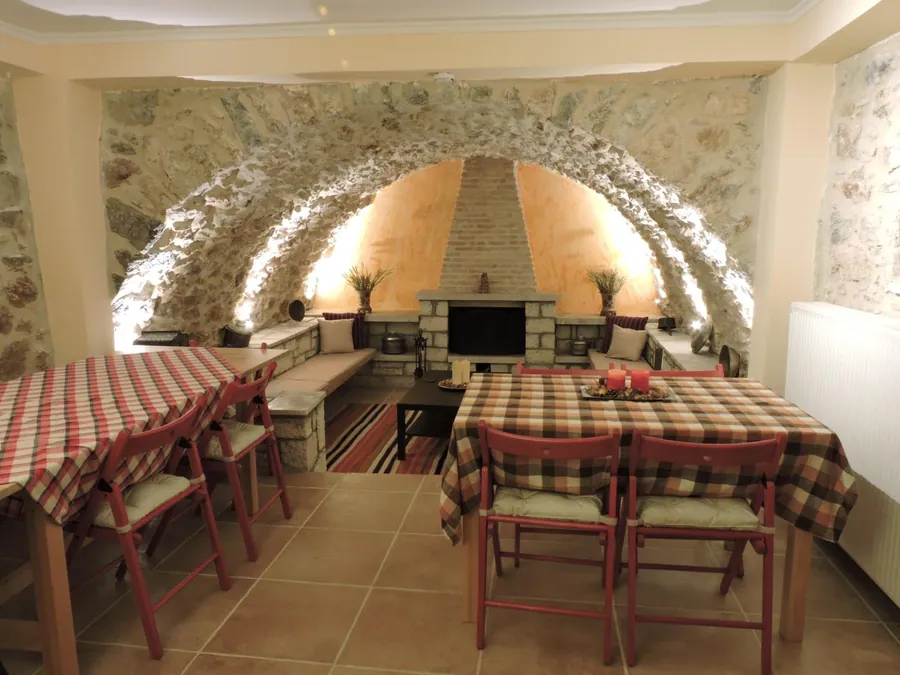 Η αίθουσα πρωινού κάτω από τον πέτρινο θόλο